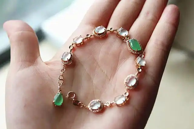 翡翠手镯配手链图片大全「这些手链设计年轻又活力」-玉器-缘随玉翠卡