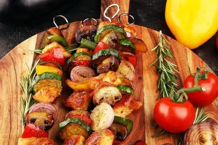 烤肉串或烤肉串配蔬菜.食品文学学士照片