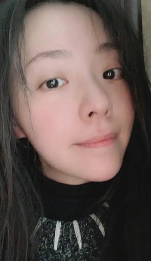 【张靓颖素颜自拍】1月18日,张靓颖晒出一组素颜自拍,写道:"周一好困