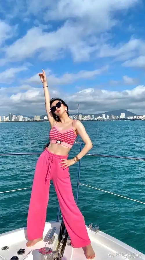 娄艺潇大晒出海照,身材紧致!