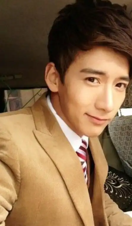 贵州卫视大型时尚梦想秀节目《非常完美》第七代人气男嘉宾.