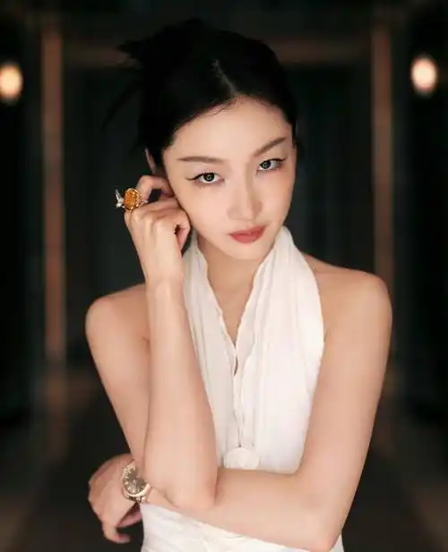 周冬雨变美被质疑医美,模仿倪妮,素颜照力证颜值提升全靠妆造!