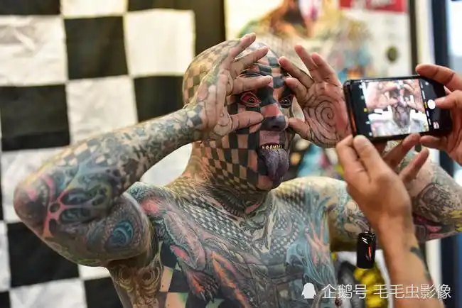 美国纹身狂人现身杭州全球身上纹身最多的人背后故事令人唏嘘
