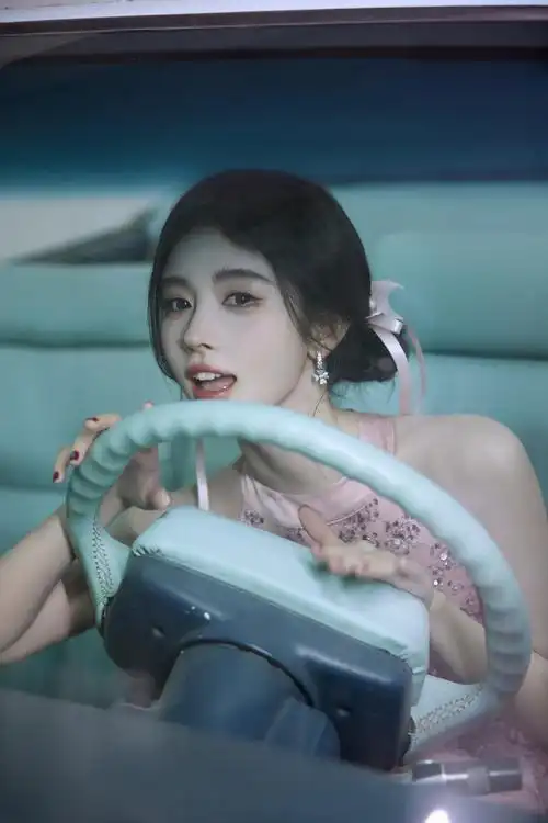 鞠婧祎穿粉裙娇俏可人手拿甜甜圈卖萌