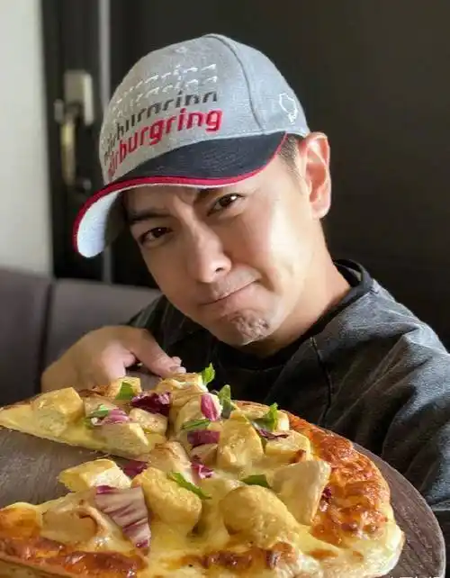 今天,林志颖晒了一张素颜近照,48岁仍一副少年脸,被夸今昔对比照太