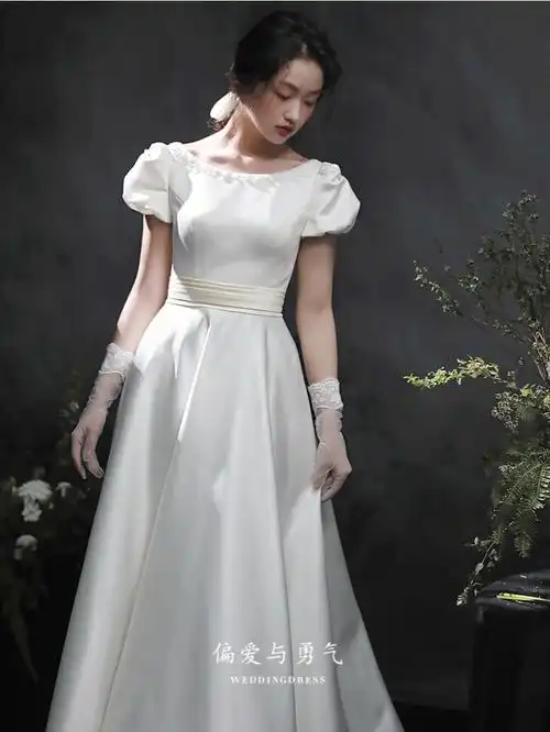 小清新味道的复古轻婚纱前短后长设计