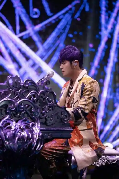 周杰伦你真的不热吗他和刘畊宏站在一起一个在冬天一个在夏天