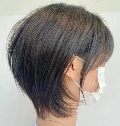 每天打理起来都方便不少,很适合懒人患者的免打理短发发型推荐