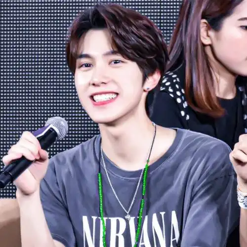 想求哈哈大笑的男生头像,笑得浮夸笑得开心笑得眼睛眯成一条缝贼有