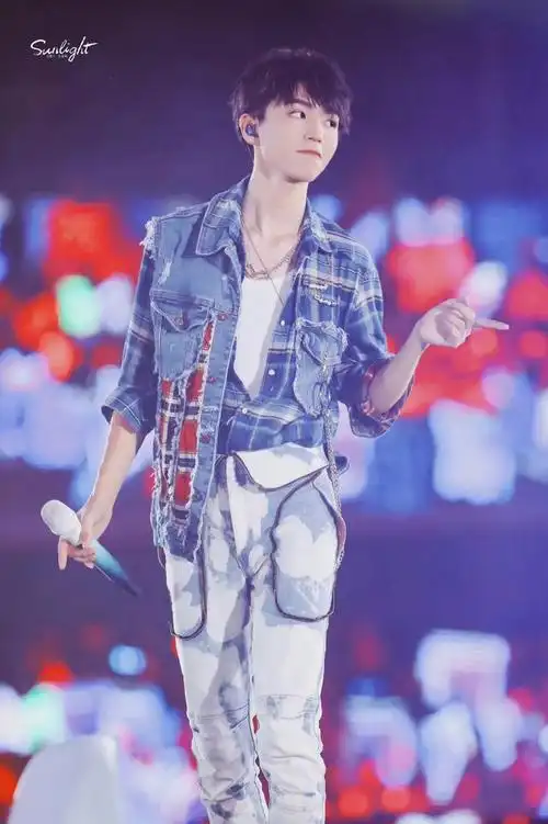 王俊凯:全情投入,为tfboys十周年舞台拼尽全力!