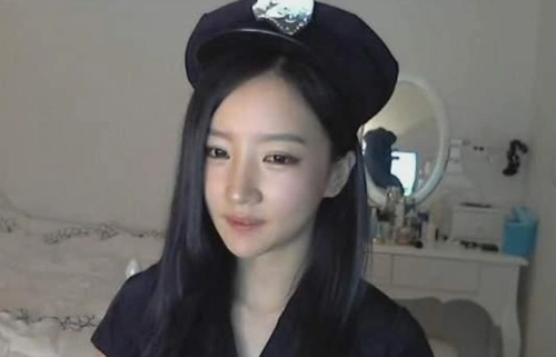 主播上黑名单禁演 坐马桶舔香蕉等低俗内容被严查【图】