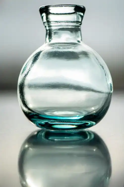 手里拿着一个小空玻璃瓶图片素材