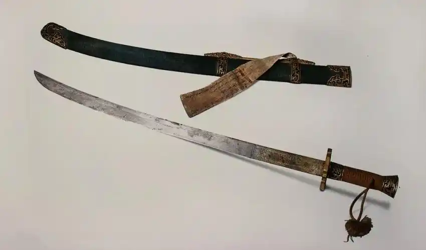 乾隆皇帝御制四批国宝级腰刀与佩剑鉴赏