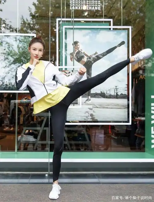 张蓝心太爱"无痕装",健身裤穿在腿上像黑丝袜,真"腿精女孩"