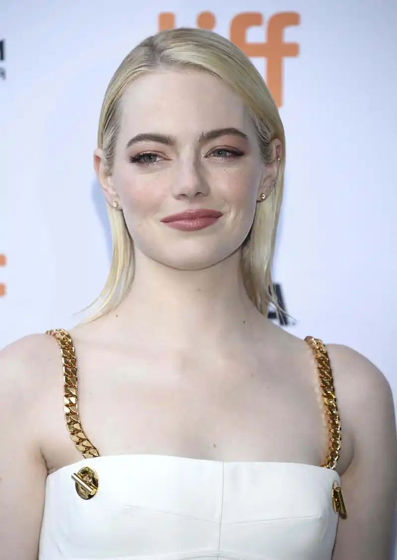 组图:白到发光!石头姐金发白裙亮相多伦多美到惊人