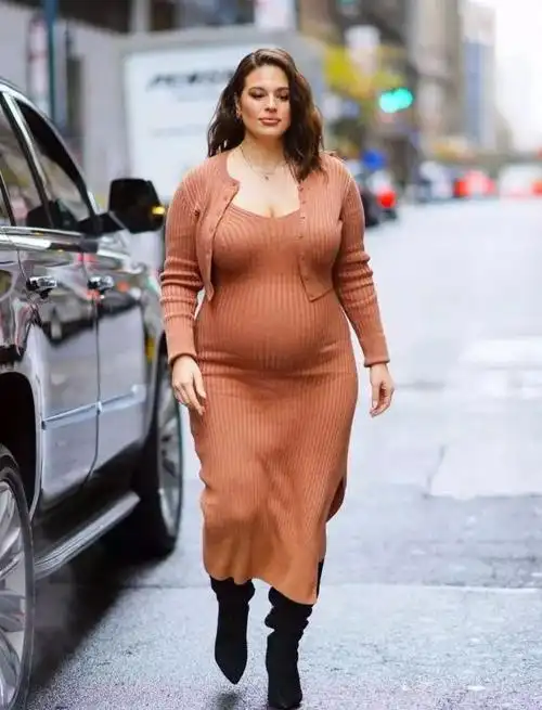美国大码超模街头出行,针织长裙,"体态丰腴"美感十足