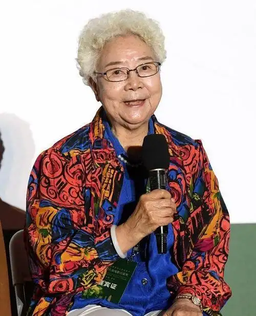 92岁艺术家田华近照曝光,神采奕奕精神抖擞,不惧高龄仍拍新戏