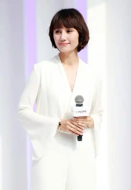 42岁袁泉美得高级,"塑形衣"挑战大领口,配白色半身裙更大方_黑色_时尚