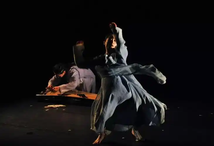 《初恋》:《嘀嗒》《静止》《跳墙》(李晏摄)《初吻》:《曾经未曾》《