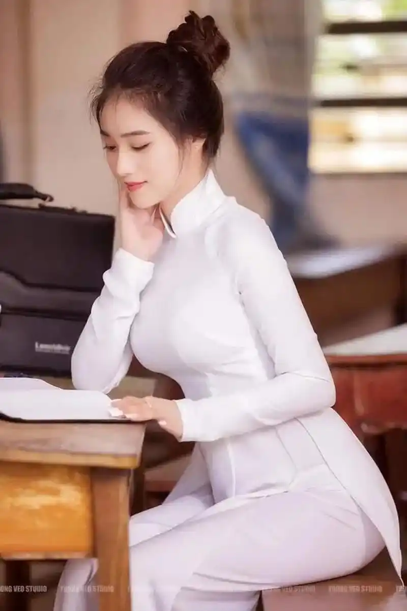 越南美女:身着奥黛,秀出好身材