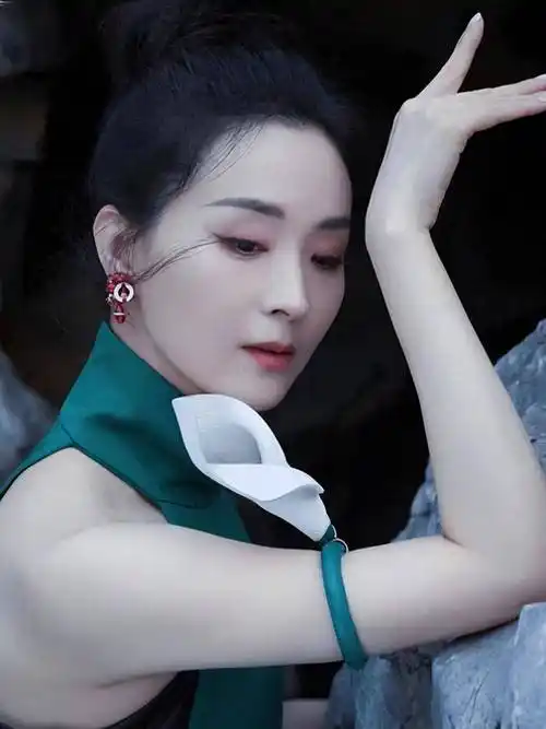 49岁的"晴格格"王艳惨状曝光:15亿豪宅没了,贵妇人设崩了?