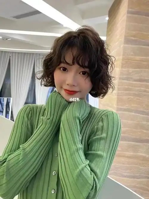 可可爱爱的中发造型烫