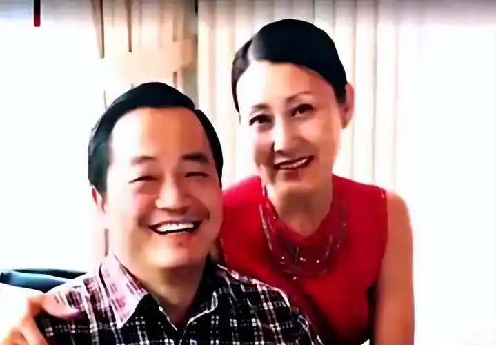 演员张凯丽:34岁嫁圈外老公,婚后生一女,如今女儿成了她的骄傲_张建全