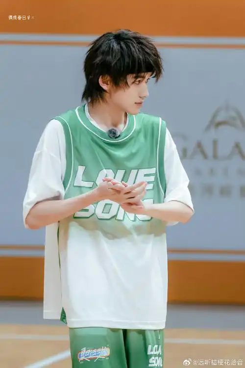 tf家族运动会站姐出图速度##宋亚轩运动会显眼包##时代少年团新合照