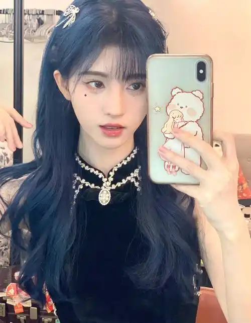 鞠婧祎晒《嘉南传》剧照,在片场喝奶茶玩手机,被她的古装造型惊艳到了