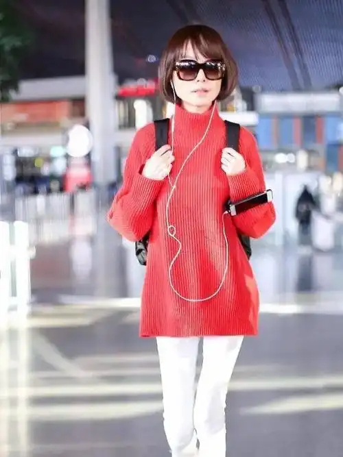 49岁鲁豫瘦成"纸片人",身穿白色西装也没有显胖,腿细不输超模