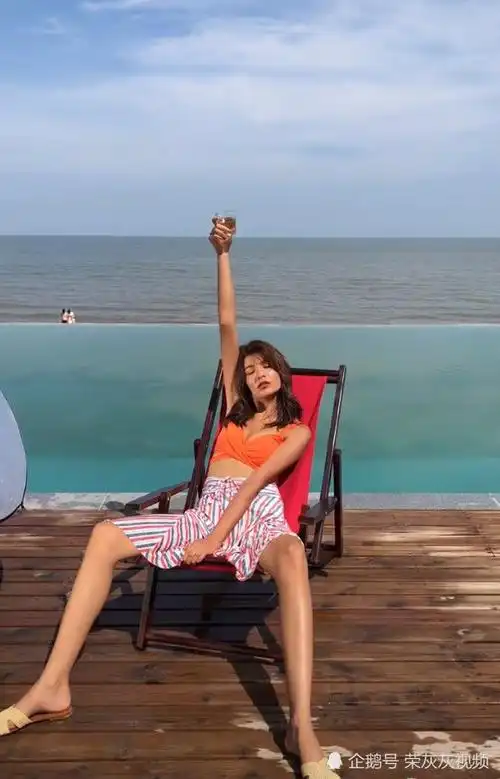 抖音网红莎莎海边大秀身材真的挺有料