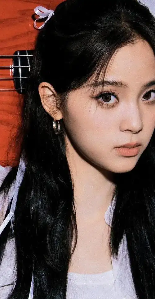 欧阳娜娜的长相属于甜美可爱型,五官精致,脸型小巧加上她的一双大眼睛