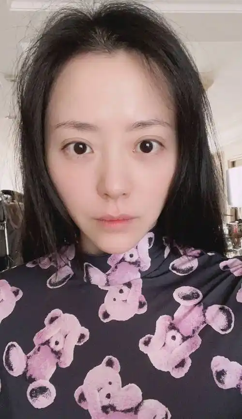 原创36岁张靓颖真实颜值如何看清她怼脸素颜照妆后差距太大了