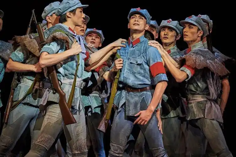 对演惯了王子的上芭首席明星吴虎生而言,为在舞台上塑造潘冬子红军