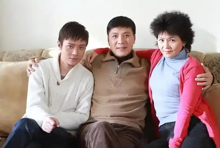 茹萍也是一名演员.出演过电视剧《武则天》里面的"上官婉儿".