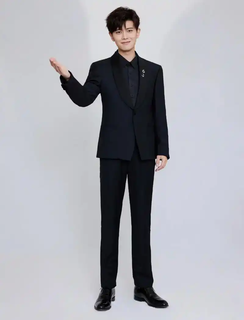 黑色西装伦,大长腿,怎么看也看不够呢!#任嘉伦 #一任千面  - 抖音