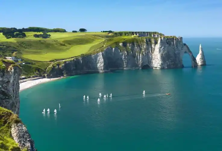 观赏风景奇特的象鼻山, 解密大自然的鬼斧神工;漫步于美丽白净的