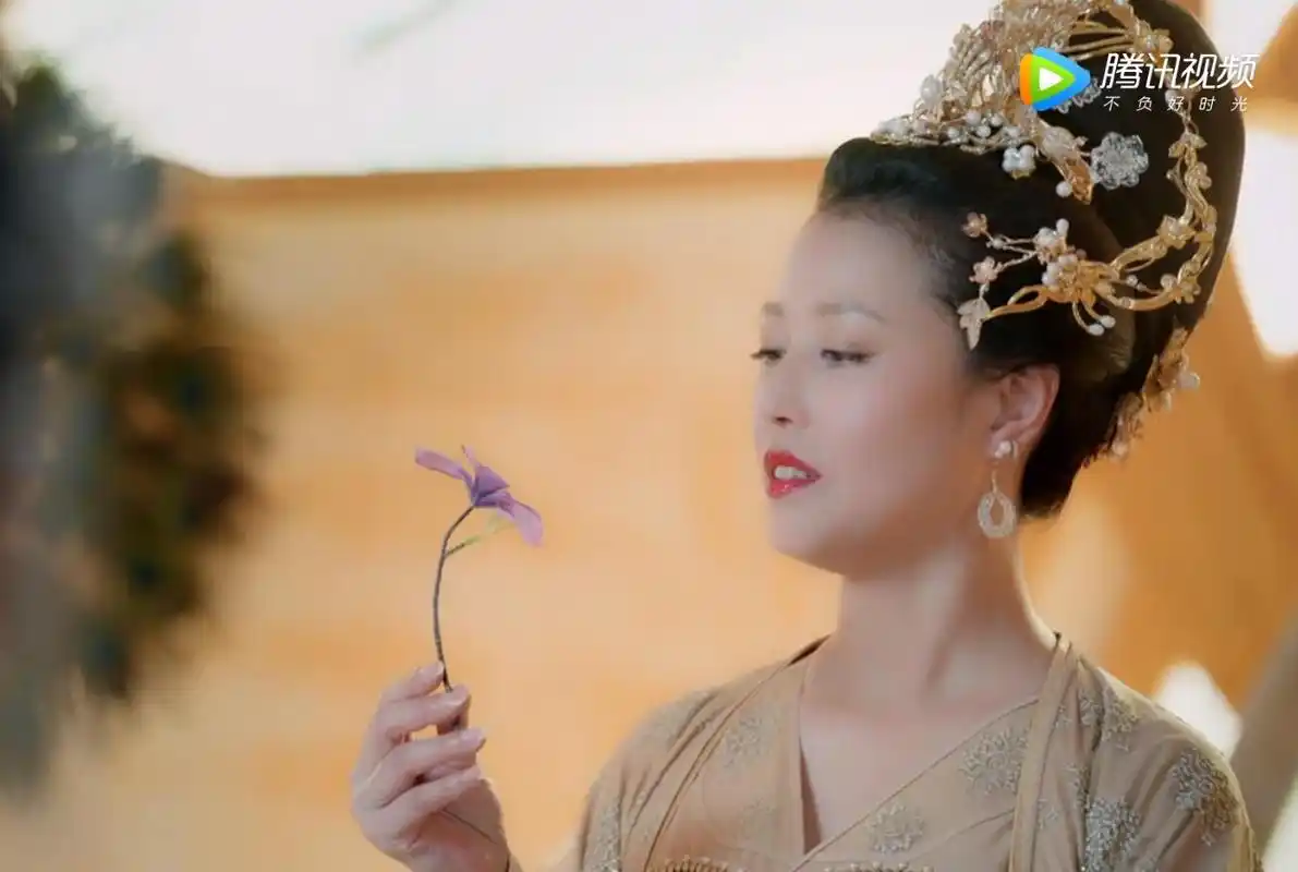 《香蜜沉沉烬如霜》,相信大家对男主的母亲并不陌生,天后扮演者正是