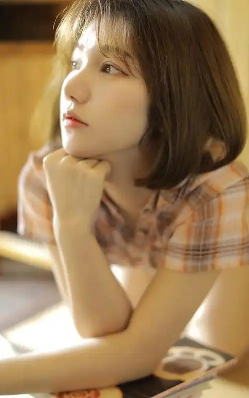 文艺短发美女长腿养眼活力写真