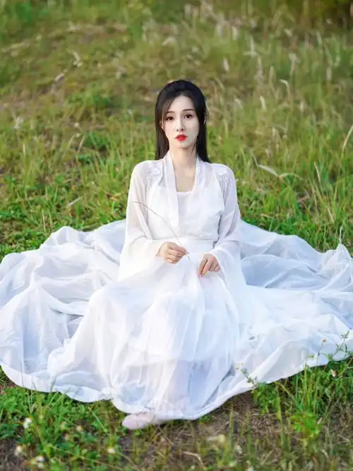 汉服写真白色古装造型清冷感