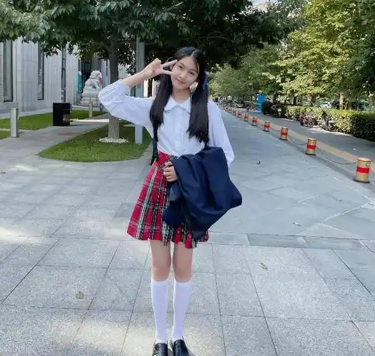 七岁都还在影视剧里演女主小时候,或者某个少女,但是张籽沐13岁就开始