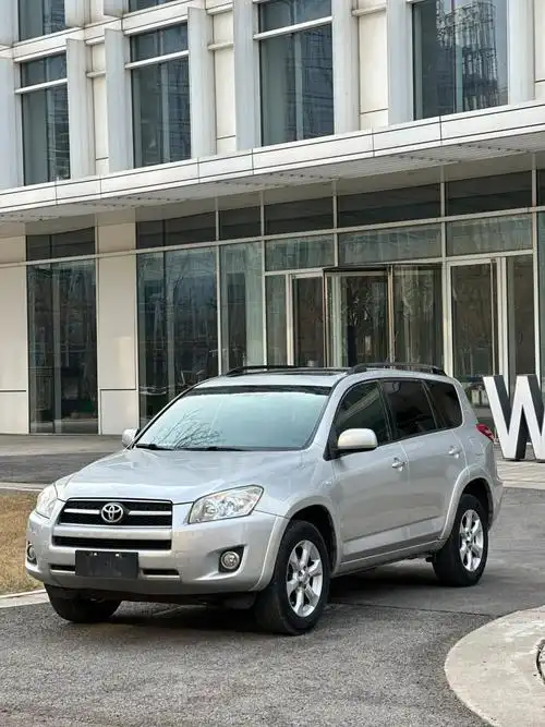 家用四驱toyota 银色真好看