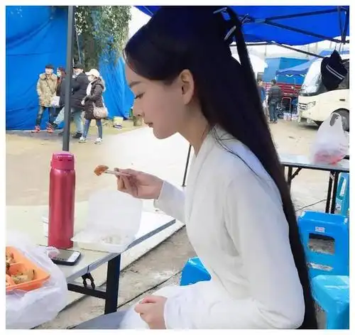 2017年,《三生三世十里桃花》播出大火,这时就有关于卓亨瑜的照片流