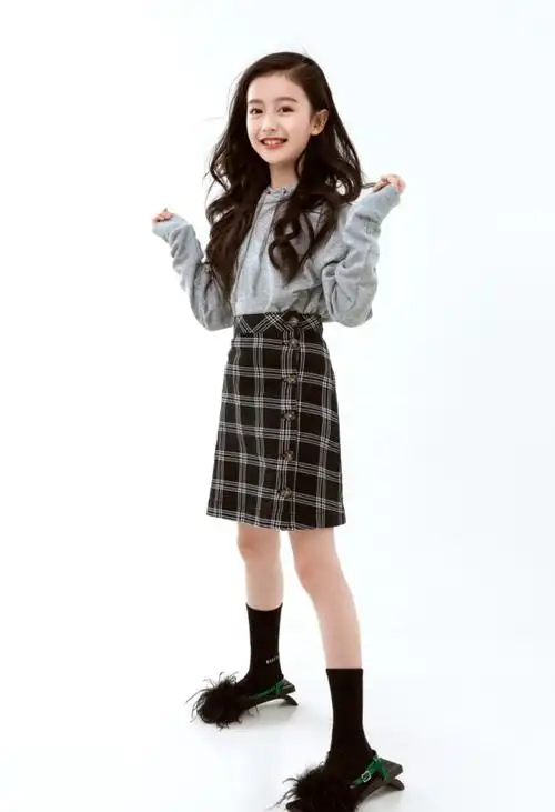 最美童星裴佳欣9岁了,染红发穿大人西装"营业",同龄人没法比