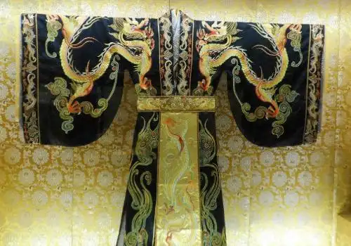 为什么秦汉时期龙袍,不是我们所熟知象征帝王的金黄色而是黑色?