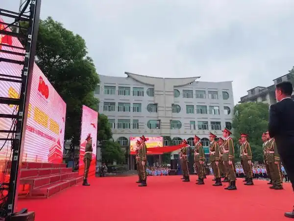 在雄壮的国歌声中鲜艳的五星红旗冉冉升起