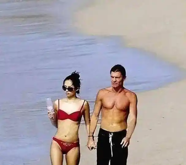 章子怡前男友近照!58岁老得像70,二人海边叠罗汉