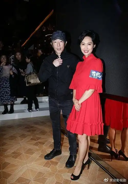 朱茵黄贯中逛商场被人跟拍两人很大方和对方合影留念