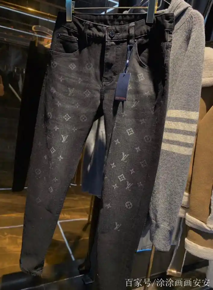 lv最新男士休闲牛仔裤,全新印花设计极为时尚大方,颠覆复古风