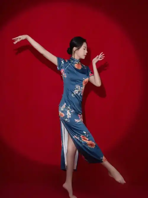 穿旗袍跳舞的小姐姐